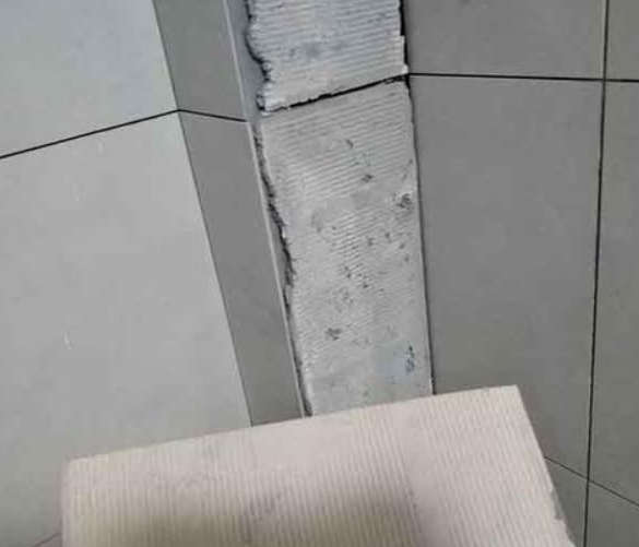 奉节瓷砖空鼓维修公司分享下厨房瓷砖脱落的补救措施。